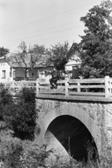 Magyarország, Márianosztra, a Damásdi-patak feletti híd a Kossuth Lajos utcánál, a Szobi út felől nézve., 1961, Chuckyeager tumblr, férfi, híd, Fortepan #176357