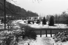 Magyarország, Budapest II., Budakeszi út, szemben a Gyermekvasút (Úttörővasút), Szépjuhászné (Ságvári liget) állomásához vezető Schüller út., 1955, Chuckyeager tumblr, tél, hó, villamosmegálló, Budapest, Fortepan #176401