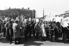 Magyarország, Budapest XV., Stefánia (Népstadion) út, jobbra a Thököly út, szemben az Ybl Miklós Építőipari Műszaki Főiskola (később Szent István Egyetem Ybl Miklós Építéstudományi Kar)., 1975, Chuckyeager tumblr, felvonulás, május 1, Budapest, Fortepan #176413