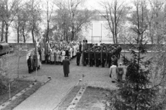 Magyarország, Szolnok, Gutenberg tér, a Közlekedési Műszaki Egyetem (1952-1957) kollégiuma ideiglenes helyen, a Művésztelep egyik épületében.
, 1954, Chuckyeager tumblr, ünnepség, egyenruha, kollégium, Fortepan #176455