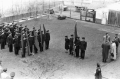 Magyarország, Szolnok, Gutenberg tér, a Közlekedési Műszaki Egyetem (1952-1957) kollégiuma ideiglenes helyen, a Művésztelep egyik épületében.
, 1954, Chuckyeager tumblr, zászló, egyenruha, udvar, ól, Fortepan #176456