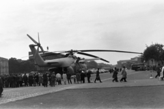 Magyarország, Budapest XIV., Dózsa György út, Felvonulási tér, Mi-6 típusú szovjet helikopter., 1965, Chuckyeager tumblr, helikopter, Mil-márka, Mil Mi-6, Budapest, Fortepan #176482