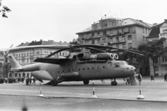 Magyarország, Budapest XIV., Dózsa György út a Damjanich utcánál. Mi-6 típusú szovjet helikopter., 1965, Chuckyeager tumblr, helikopter, Mil-márka, Mil Mi-6, Budapest, Fortepan #176483