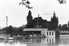 Magyarország, Városliget,Budapesti Nemzetközi Vásár, Budapest XIV., a Magyar Hajó- és Darugyár pavilonja a tavon. Háttérben a Vajdahunyad vára., 1965, Chuckyeager tumblr, vásár, Budapest, Fortepan #176489