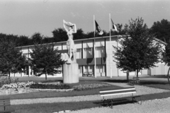 Magyarország, Budapest X., Mezőgazdasági Kiállítás az Albertirsai úti vásár területén. Szemben Tar István alkotása a Bőségkosár, 1972. óta Szekszárdon található. Háttérben az NDK pavilonja., 1966, Chuckyeager tumblr, Budapest, Fortepan #176496