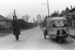 Magyarország, Esztergom, Dobozi Mihály utca, a távolban a Bazilika., 1964, Chuckyeager tumblr, Bazilika, Velorex-márka, Fortepan #176501