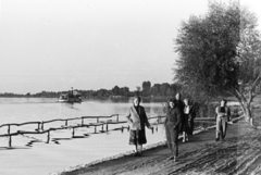 Magyarország, Dömsöd, Ráckevei (Soroksári)-Duna, a felvétel a hajóállomásnál készült. Háttérben a III. csavargőzös., 1961, Chuckyeager tumblr, Fortepan #176528