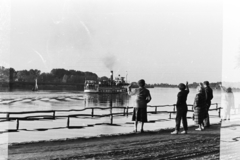 Magyarország, Dömsöd, Ráckevei (Soroksári)-Duna, a felvétel a hajóállomásnál készült. Háttérben a III. csavargőzös., 1961, Chuckyeager tumblr, Fortepan #176529