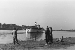 Magyarország, Dömsöd, Ráckevei (Soroksári)-Duna, a felvétel a hajóállomásnál készült. Háttérben a III. csavargőzös., 1961, Chuckyeager tumblr, Fortepan #176533