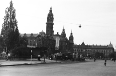 Magyarország, Győr, Szent István (Sztálin) út, benzinkút az IBUSZ pavilon előtt. Háttérben a szovjet emlékmű mögött a Baross Gábor (Lenin) út és a Városháza., 1957, Chuckyeager tumblr, Csepel B-350/D-350, Csepel fakarusz, Fortepan #176556