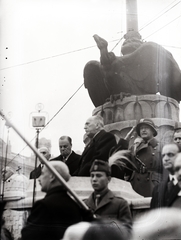 Magyarország, Budapest V., Szabadság tér, a Reviziós Liga és a Frontharcos Szövetség nagygyűlése az Ereklyés Országzászlónál 1938. november 10-én. Középen Herczeg Ferenc, tőle balra Lord Rothermere., 1938, Bojár Sándor, Budapest, Fortepan #177011