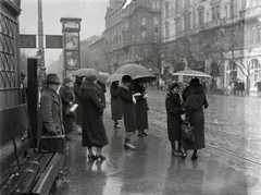 Magyarország, Budapest VI.,Budapest V., Bajcsy-Zsilinszky (Vilmos császár) út, a Nyugati (Berlini) tér irányából a Stollár Béla (Klotild) utca torkolata felé nézve., 1939, Bojár Sándor, megállóhely, Budapest, eső, Fortepan #177030