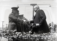 Magyarország, Budapest VIII., Kerepesi úti Ügetőpálya. A budapesti tűzoltók tavaszi díszszemléje 1939. május 18-án. Karafiáth Jenő, Budapest főpolgármestere tiszti- és legénységi kitüntetéseket ad át., 1939, Bojár Sándor, Budapest, Fortepan #177035