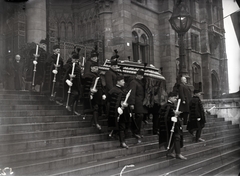 Magyarország, Budapest V., Kossuth Lajos tér, a Parlament lépcsőjénél, báró Wlassics Gyula búcsúztatása után elindul a gyászmenet., 1937, Bojár Sándor, temetés, országház, Budapest, Fortepan #177064