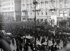 Magyarország, Budapest VII., Rákóczi út, szemben balra a Kazinczy utca torkolata. Sándor Pál volt országgyűlési képviselő és az Országos Magyar Kereskedelmi Egyesülés volt elnökének gyászmenete. A felvétel 1936. február 9-én készült., 1936, Bojár Sándor, temetés, automobil, Budapest, Fortepan #177065