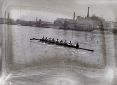 Magyarország, Budapest XIII., szemben az Újpesti rakparton a Victoria gőzmalom és az Első Budapesti Gőzmalom Rt.gőzmalma (Újmalom telep) a Margitsziget felől nézve. A Dunán az oxfordi evezős nyolcas., 1938, Bojár Sándor, evezés, Budapest, Fortepan #177077