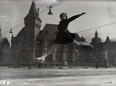 Magyarország, Városliget, Budapest XIV., Műjégpálya, háttérben a Vajdahunyad vára. Szilassy Nadinka műkorcsolyázó., 1937, Bojár Sándor, korcsolyázás, Budapest, Fortepan #177083