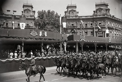 Magyarország, Budapest VI., Kodály körönd (Körönd), III. Viktor Emánuel olasz király tiszteletére rendezett katonai díszszemle tribünje, 1937. május 20-án., 1937, Bojár Sándor, címer, díszszemle, Budapest, lovasság, Fortepan #177104