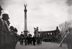 Magyarország, Budapest XIV., Hősök tere, Wilhelm Miklas osztrák szövetségi elnök (elöl jobbra) a Hősök em­lékkövének koszorúzása után elvonul a díszsorfal előtt., 1937, Bojár Sándor, Frontharcos Szövetség, Budapest, Fortepan #177105