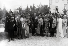 Albánia, Tirana, Shëtitorja Murat Toptani, a Királyi Palota (később Albán Tudományos Akadémia) kertje Apponyi Geraldine és I. Zogu albán király esküvője napján, 1938. április 27-én. Apponyi Geraldine rokonai., 1938, Bojár Sándor, díszmagyar, Fortepan #177113