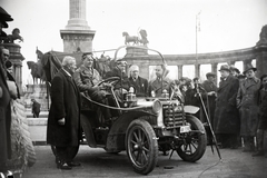 Magyarország, Budapest XIV., Hősök tere, Millenniumi emlékmű. Az 1902-ben gyártott Opel Darracq típusú személygépkocsi kormányánál Bognár Imre ül, mellette Horváth Viktor, akik európai körútra indulnak 1936. március 5-én., 1937, Bojár Sándor, filmforgatás, Budapest, Fortepan #177117