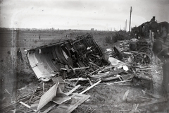 Magyarország, Vecsés, Vecsés - Üllő állomások között, a Szegedre tartó személyvonat 1937. július 12-én, tehervonatról leszakadt vagonba ütközött. 
, 1937, Bojár Sándor, gőzmozdony, baleset, járműroncs, Fortepan #177123