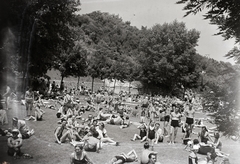 Magyarország, Budapest III., Csillaghegyi strandfürdő., 1937, Bojár Sándor, Budapest, fürdőruha, fürdőnadrág, tömeg, Fortepan #177127