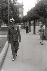 Magyarország, Budapest V., Széchenyi István (Ferenc József) tér, háttérben a Magyar Tudományos Akadémia, jobbra az Akadémia utca. Király Pál maratoni futóbajnok., 1937, Bojár Sándor, Budapest, Fortepan #177134