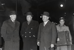 Magyarország, Budapest VIII., a Keleti pályaudvar csarnoka, előtérben középen Alexander Lichtman, a Metro Goldwyn Mayer alelnöke., 1937, Bojár Sándor, hordár, Budapest, férfiak, híres ember, Fortepan #177135