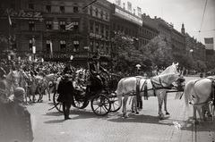 Magyarország, Budapest VI., Oktogon, a hintóban III. Viktor Emánuel olasz király és Horthy Miklós kormányzó. A felvétel a király budapesti látogatása alkalmával, 1937. május 19-én készült., 1937, Bojár Sándor, Budapest, lovaskocsi, lószerszám, ünnepség, Fortepan #177146