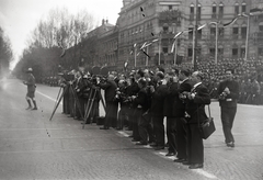 Magyarország, Budapest VI., Kodály körönd (Körönd), III. Viktor Emánuel olasz király tiszteletére rendezett katonai díszszemléről tudósító operatőrök és fényképészek, 1937. május 20-án., 1937, Bojár Sándor, filmforgatás, Budapest, fényképezőgép, fotózás, újságíró, Fortepan #177163