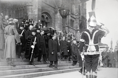 Magyarország, Budapest V., Kossuth Lajos tér, a Parlament lépcsője, Gömbös Gyula miniszterelnök búcsúztatása után elindul a gyászmenet., 1936, Bojár Sándor, temetés, katona, testőr, országház, Budapest, Fortepan #177166