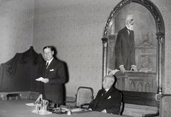 Magyarország, Budapest V., Parlament, a Magyar Külügyi Társaság parlamenti helyiségének előadótermében tartott ülés előadója dr. Paul Dengler, a bécsi Austro-American Institute of Education igazgatója. Mellette Eöttevényi Olivér a társaság igazgatója ül., 1936, Bojár Sándor, Budapest, Fortepan #177183