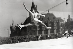 Magyarország, Városliget, Budapest XIV., Műjégpálya. Botond Éva műkorcsolyázó. Háttérben a Vajdahunyad vára., 1938, Bojár Sándor, korcsolya, Budapest, Fortepan #177241