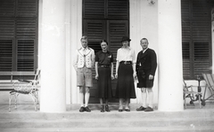 Magyarország, Borsodivánka, a felvétel a Prónay-kastély előtt készült, balról Edward windsori herceg és felesége, jobbról Charles Bedeaux mérnök és felesége., 1937, Bojár Sándor, Fortepan #177243