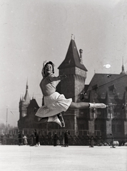 Magyarország, Városliget, Budapest XIV., Műjégpálya. Erdős Klára magyar bajnok műkorcsolyázó. Háttérben a Vajdahunyad vára., 1939, Bojár Sándor, Budapest, Fortepan #177263