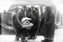 Magyarország, Budapest, középen Ligeti Miklós szobrászművész, elötte az Elveszett paradicsom című alkotása, mely ma a Magyar Nemzeti Galériában látható., 1939, Bojár Sándor, szobor, Fortepan #177282