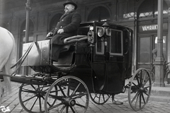 Magyarország, Budapest VIII., a Keleti pályaudvar érkezési oldala., 1939, Bojár Sándor, fiáker, Budapest, Fortepan #177304