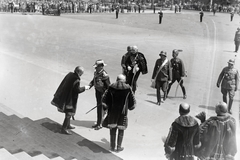 Magyarország, Budapest V., Kossuth Lajos tér, a Parlament lépcsőjénél Horthy Miklós kormányzó. A felvétel 1939. június 14-én, a területvisszacsatolások után tartott, új országgyűlés megnyításának napján készült., 1939, Bojár Sándor, Budapest, díszmagyar, Fortepan #177311