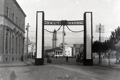 Albánia, Tirana, Sheshi Skenderbej (Szkander bég tér), szemben középen az Ethem Bej mecset, mögötte az óratorony., 1939, Bojár Sándor, Oszmán-török építészet, Fortepan #177313