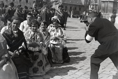 Magyarország, budai Vár, Budapest I., Szentháromság tér, jobbra a Mátyás-templom. A felvétel az Eucharisztikus Világkongresszus idején készült., 1938, Bojár Sándor, filmforgatás, népviselet, Budapest, Fortepan #177326