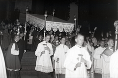 Magyarország, Budapest V., Szent István tér, a Szent István-bazilika főbejárata. Eugénio Pacelli bíboros (későbbi XII. Pius pápa), XI. Pius pápa képviselője az Eucharisztikus Világkongresszus alkalmából tartott hajó-körmenetre viszi az Oltáriszentséget., 1938, Bojár Sándor, Budapest, Fortepan #177333