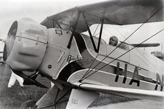 Magyarország, Budapest XVIII., ferihegyi sportrepülőtér, a Beszkárt Sportrepülő Egyesület HA-NAF lajstromjelű, Bücker Bü 133 "Jungmeister" repülőgépe. A pilóta Kováts Sándor., 1940, Bojár Sándor, repülőgép, Bücker-márka, Budapest, Bücker Bü 133 Jungmeister, Fortepan #177342