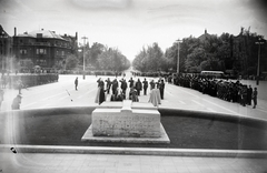 Magyarország, Budapest XIV., Hősök tere, szemben az Andrássy út. A Máltai Lovagrend a Szent István-év emlékére Budapesten tartotta világkongresszusát. Ez alkalomból Ludovico Chigi Albani della Rovere herceg, a rend Nagymestere (előtérben jobbra) József királyi herceg kíséretében megkoszorúzza a Hősök Emlékkövét., 1938, Bojár Sándor, katona, Budapest, koronaőrség, tisztelgés, Fortepan #177364