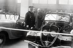 Magyarország, Városliget, Budapest XIV., Iparcsarnok, a X. Jubiláns Nemzetközi Automobil, Motorkerékpár és Motorcsónak kiállítás 1938. március 18 - 27-között. Horthy Miklós kormányzó a kiállítás megnyítása utáni sétája során egy Peugeot 402 típusú személygépjárművet néz.
, 1938, Bojár Sándor, automobil, Peugeot-márka, Horthy Miklós-ábrázolás, Budapest, Peugeot 402, Fortepan #177376