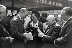 Magyarország, Budapest VIII., Blaha Lujza tér, balról Balogh István, Dálnoki Miklós Béla és felesége, Rákosi Mátyás és Vas Zoltán. A felvétel "Az első szabad magyar könyv­nap" nyitónapján, 1945. július 12-én készült., 1945, Bojár Sándor, Budapest, politikus, Fortepan #177378