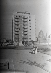 Magyarország, Budapest II., a mai Nagy Imre tér, szemben a Fő utca és a Bem rakpart között épült "pontház", háttérben a Parlament., 1950, Bojár Sándor, Budapest, pontház, Fortepan #177384