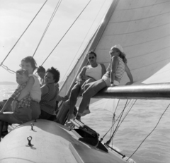 Magyarország,Balaton, a felvétel a Vasas SC siófoki vitorlás szakosztályának 75-ös cirkálóján, a Nemere II. -n készült., 1957, Bojár Sándor, képarány: négyzetes, vitorlázás, Fortepan #177418