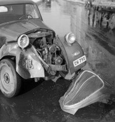 Magyarország, Budapest I., közlekedési baleset az Attila út 107. számú ház előtt., 1957, Bojár Sándor, Budapest, Fiat 500 Topolino, képarány: négyzetes, járműroncs, Fortepan #177421