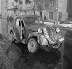 Magyarország, Budapest I., közlekedési baleset az Attila út 107. számú ház előtt., 1957, Bojár Sándor, Budapest, Fiat 500 Topolino, képarány: négyzetes, rendszám, tükröződés, járműroncs, Fortepan #177422